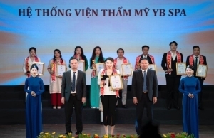 hanh trinh vinh danh nhan sac viet   mot nam ruc ro voi chuoi giai thuong danh gia cua he thong vien tham my yb spa